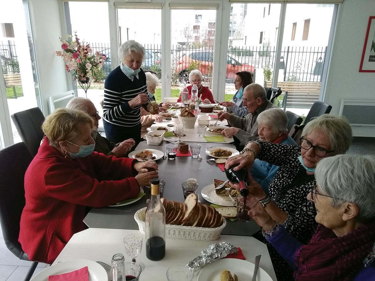 Repas convivial au béguinage La Tourangelle