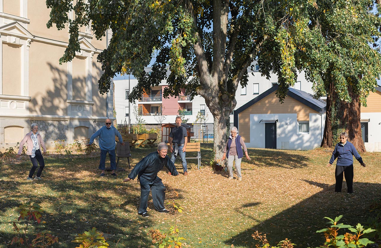 Séance de Qi Gong au béguinage de Mûrs-Érigné