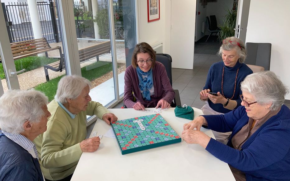 Jeux de société entre bégins au béguinage de Tours