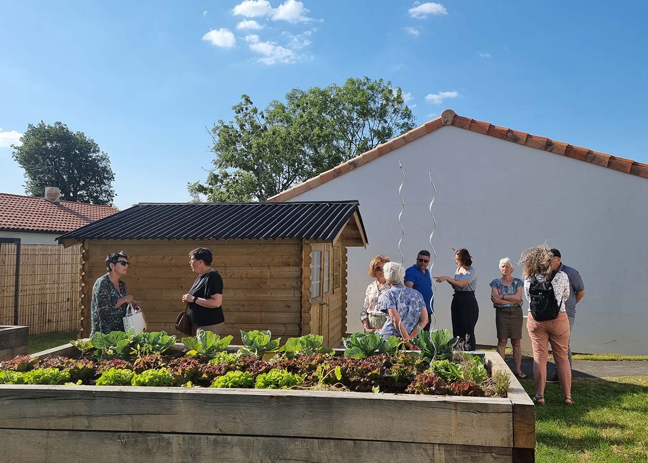 Visite du béguinage de Montmorillon avant l'inauguration