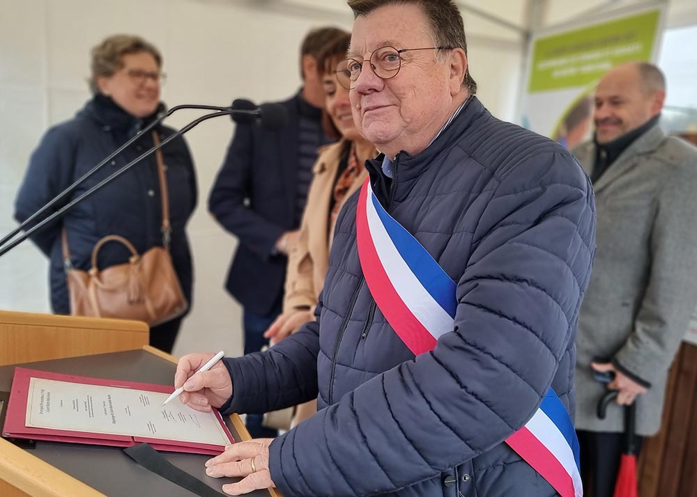 Maire de Saint-Martin-Belle-Roche (71) signant le parchemin.