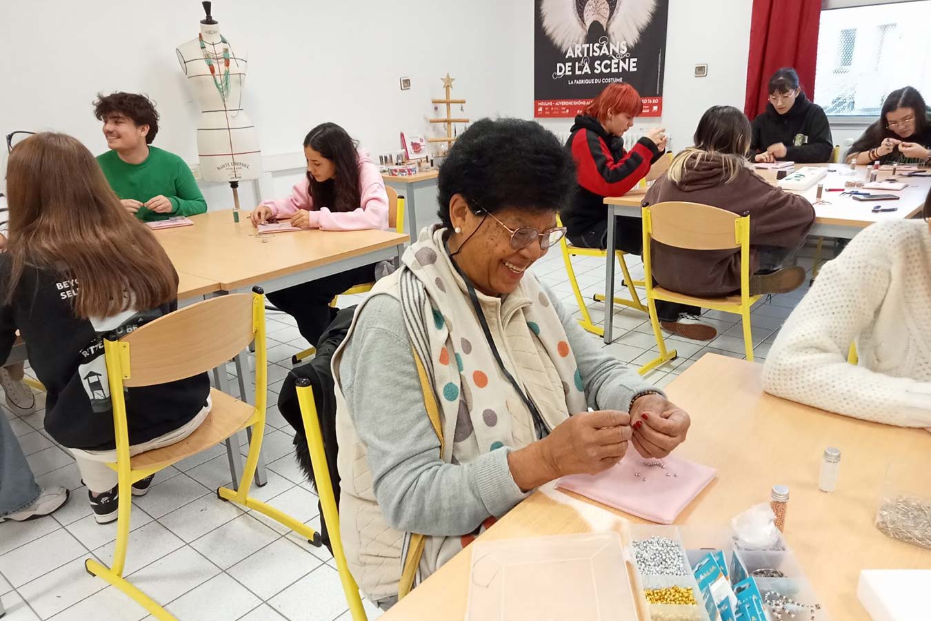 Atelier solidaire de confection de boites cdeaux avec les élèves du Lycée Lomet